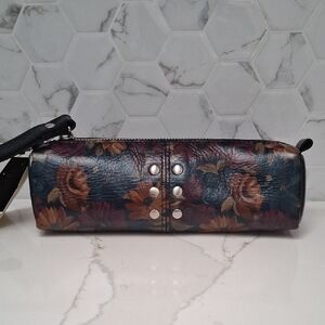 Patricia Nash Women's Isla Oblong Case Rustic Nature Floral